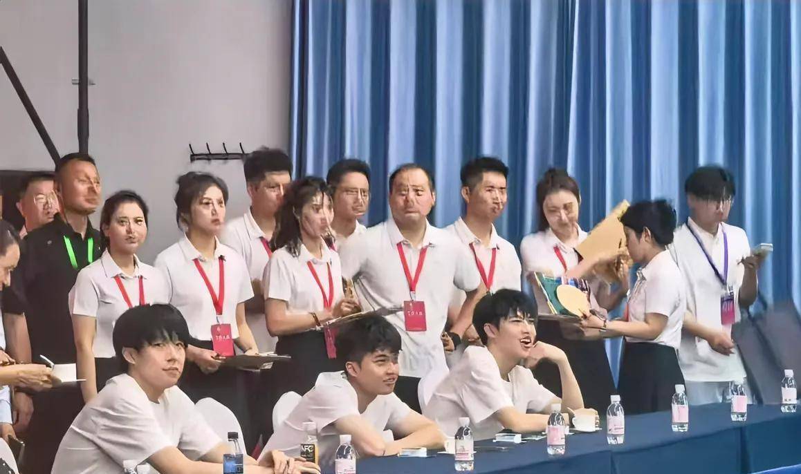 很大牌王楚钦心情不错上演背后击球！瓦力棋牌游戏王曼昱接新代言气质高冷(图2)